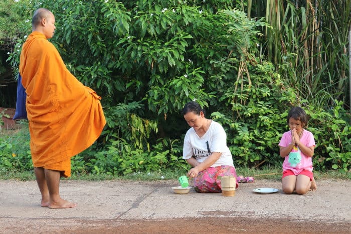 Il Tak Baat: un'usanza buddista thailandese