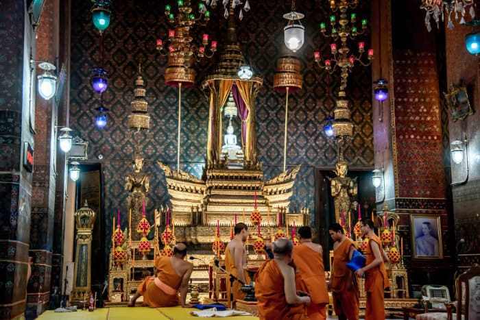 Interno di un tempio thailandese, dove la statua di Buddha è stata posta nel punto più in alto in segno di rispetto