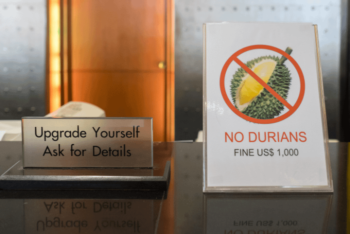 cartello "no durian" sul bancone della reception di un hotel