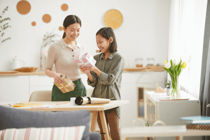 due donne asiatiche che aprono dei regali
