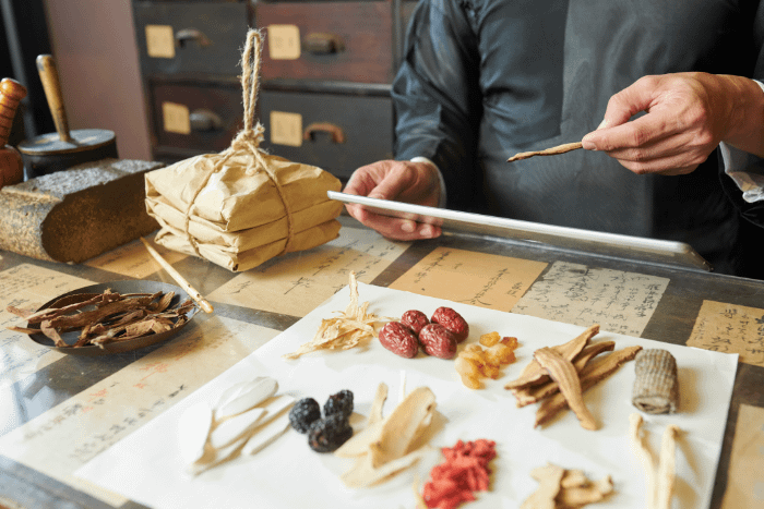 farmacista tradizionale cinese che sceglie gli ingredienti