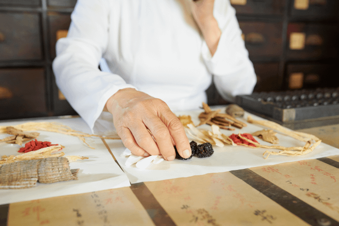 farmacista tradizionale cinese che sceglie gli ingredienti