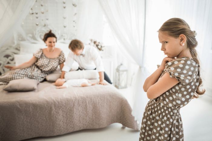 bambina gelosa del nuovo fratellino