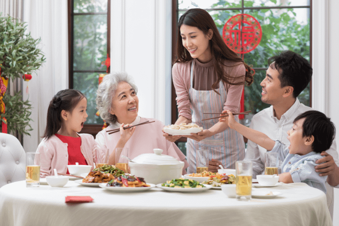 famiglia cinese riunita a tavola per il capodanno cinese