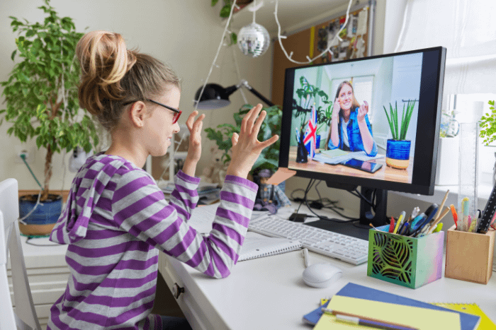 bambina ad una lezione online con la maestra di inglese