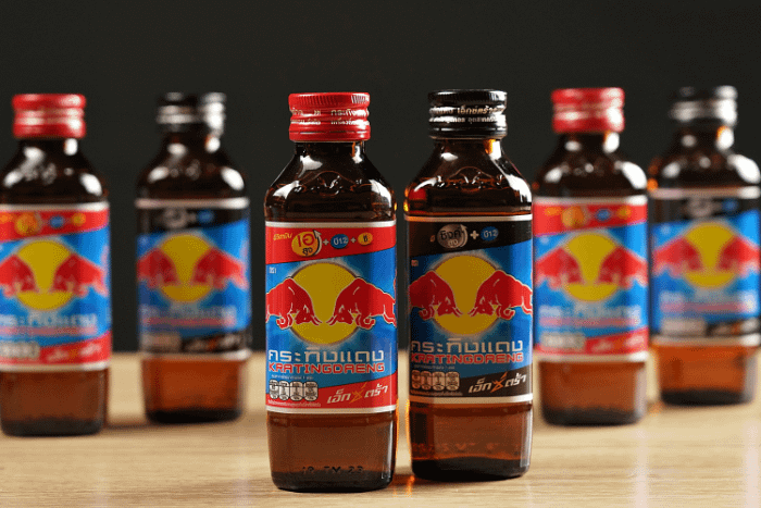 bottigliette di krating daeng sopra un tavolo