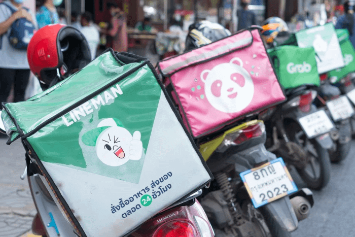 foto di tre motorini con i tre brand di delivery più famosi in thailandia