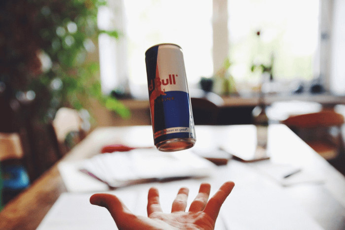 lattina di red bull in aria