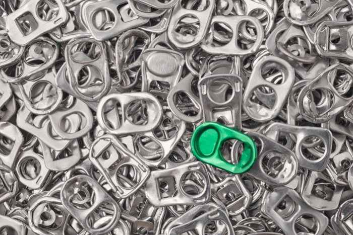 tanti anelli di alluminio tra cui uno verde