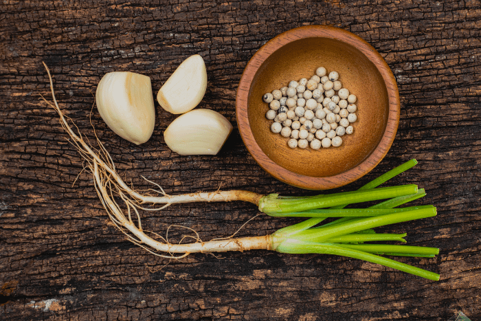 gli ingredienti del sam kleu: radice di coriandolo, aglio e pepe