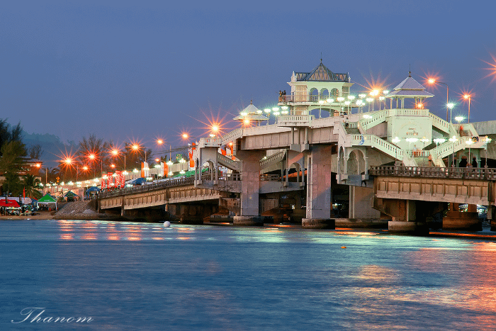 Vista notturna del vecchio ponte Sarasin con la passeggiata notturna e relativo mercato