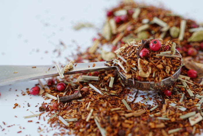 Ingredienti per preparare il tè Rooibos
