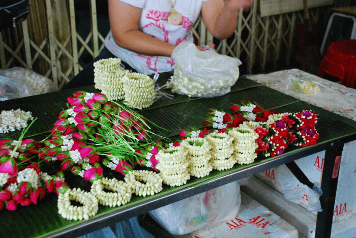 Bancarella thailandese con ghirlande di fiori usati per la cerimonia della festa degli insegnanti in Thailandia