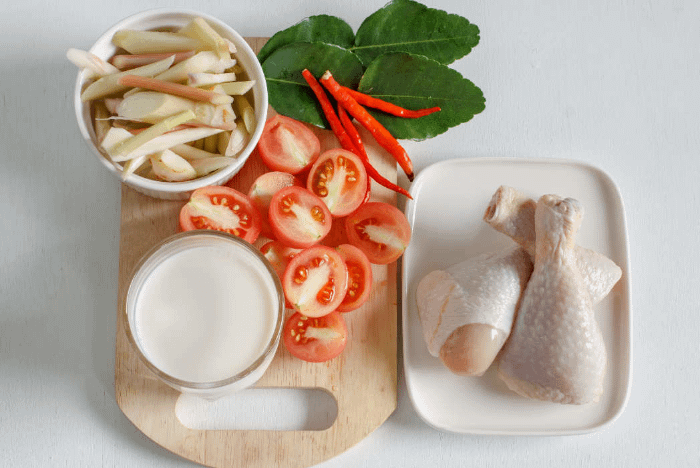 Gli ingredienti necessari per preparare la zuppa tom kha gai