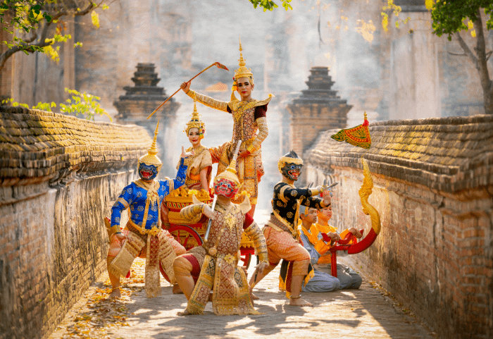 diversi attori del khon la danza thailandese con maschere intenti a combattere