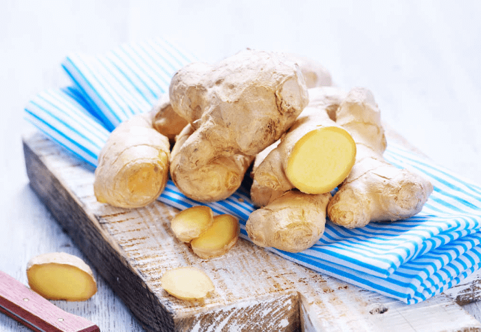 foto di un ginger tagliato su un tagliere