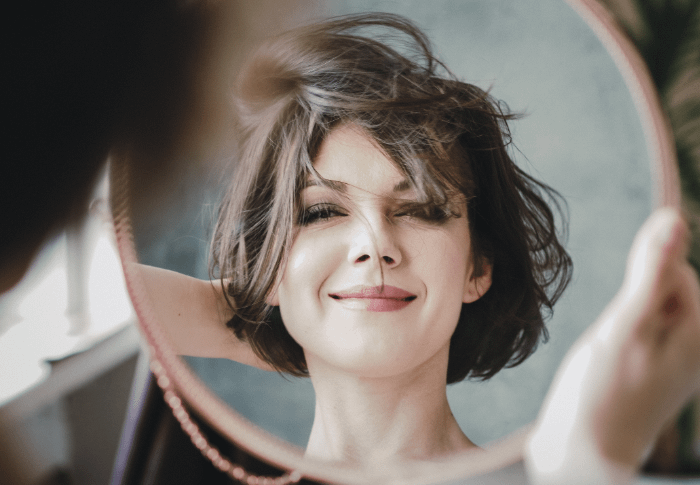 riflesso di donna che sorride