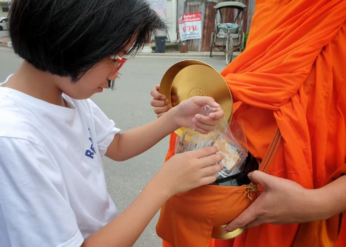 Il Tak Baat: un'usanza buddista thailandese