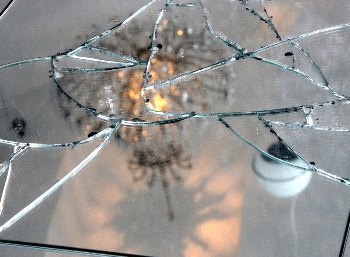 pavimento con specchio rotto