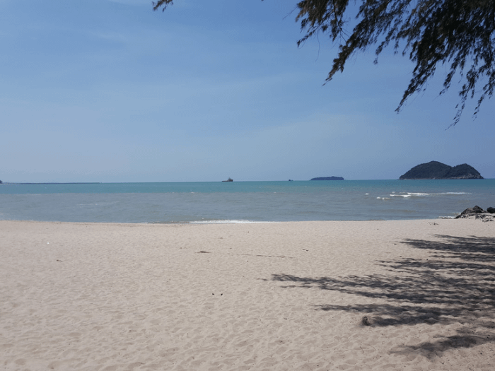 la spiaggia di Samila beach, della provincia di Songkhla, nel sud della Thailandia, durante la stagione calda con mare piatto e cielo terso