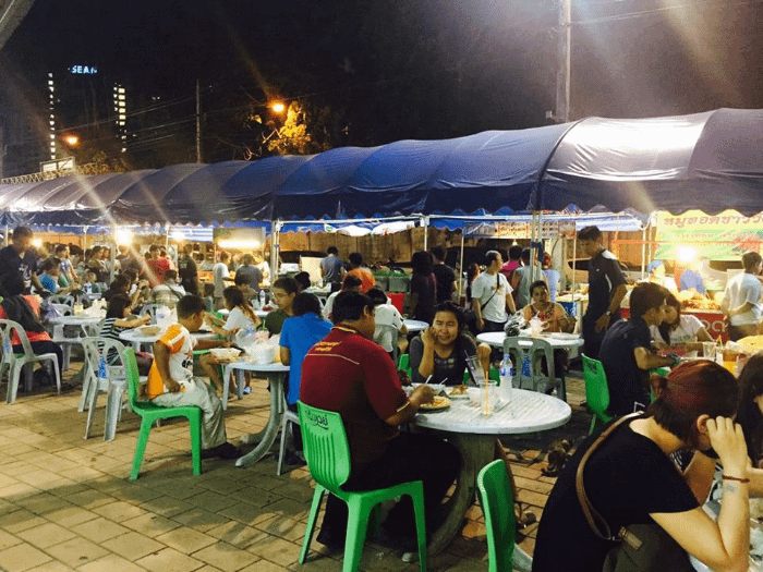 Vista dei tavoli dell'area street food del mercato Green Way di Hatyai