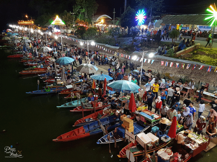 Vista dall'alto del mercato galleggiante notturno di Khlong Hae Floating Market di Hatyai