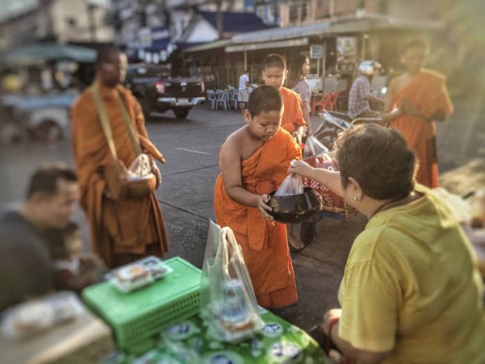 Il Tak Baat: un'usanza buddista thailandese