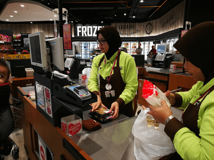 due donne musulmane alla cassa di un supermercato