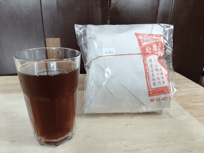 Jab liang nel bicchiere, con accanto la "confezione" della farmacia