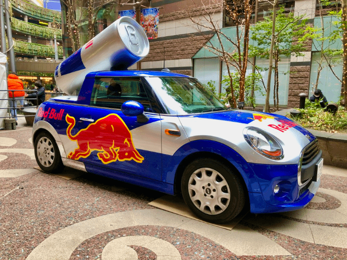 macchina redbull con lattina gigante sul tettuccio