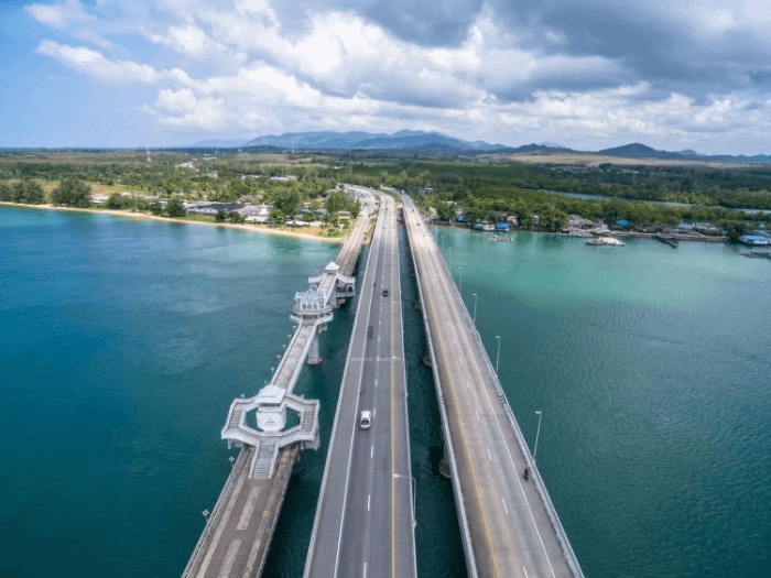 Il vecchio ponte Sarasin (sulla sinistra) e il nuovo ponte Sarasin con le sue due carreggiate (sulla destra)