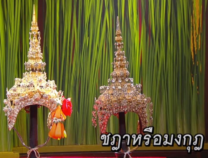 Immagine del copricapo thailandese Mongkut dal programma televisivo thailandese Kun Pra Chuay