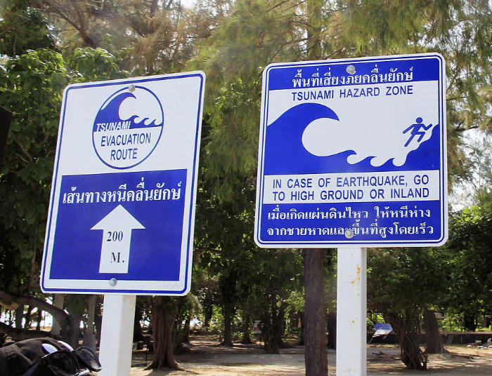 Due cartelli per evacuazione in caso di Tsunami a Phuket, Thailandia