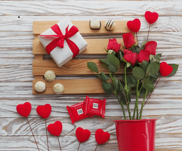 tavolo con rose e cioccolatini per san valentino