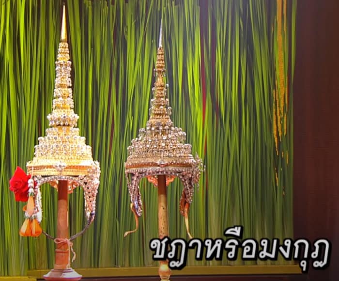 Immagine del copricapo thailandese Mongkut dal programma televisivo thailandese Kun Pra Chuay