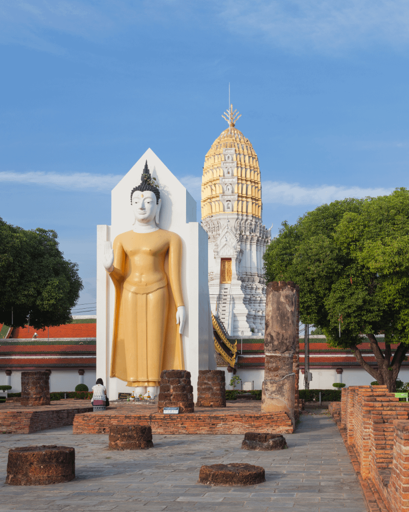 Phra Attharot la statua di un Buddha in piedi con la mano destra alzata di Phitsanulok