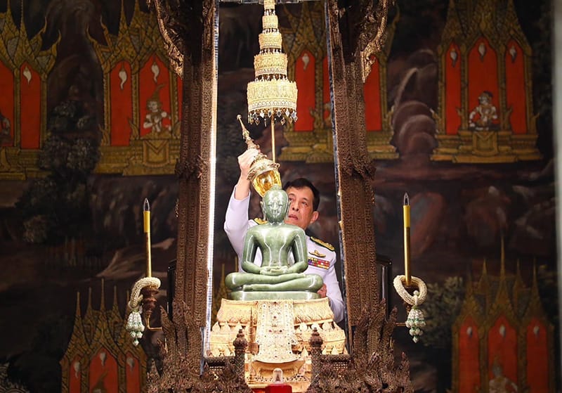 Cerimonia di vestizione del Buddha di smeraldo effettuata da re Rama X