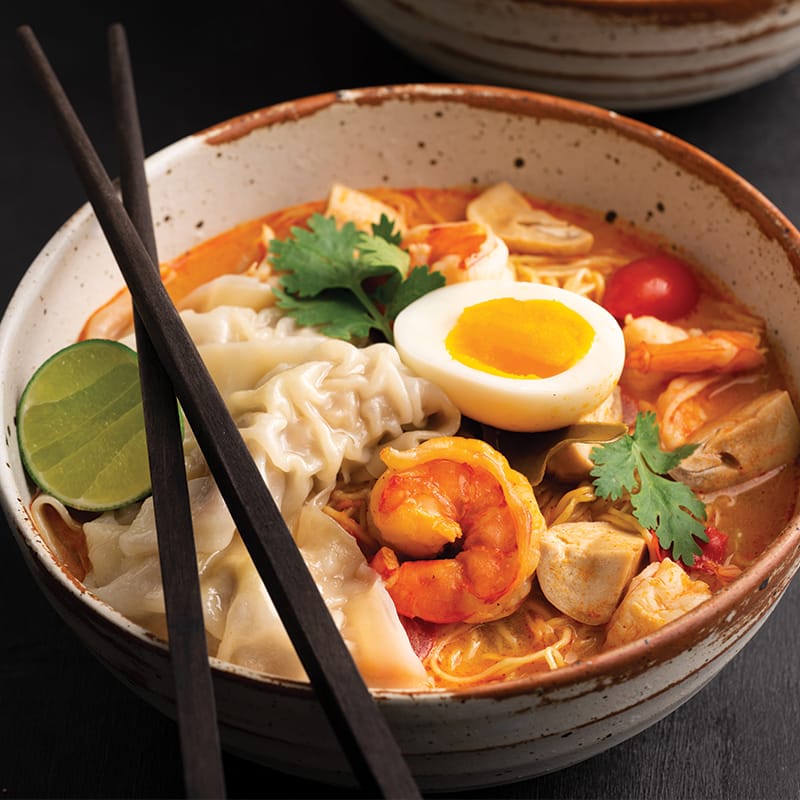 primo piano di un piatto di tom yum noodles thai
