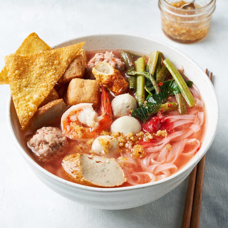 primo piano di un piatto di yentafo noodles thai