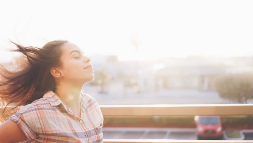 ragazza che respira all'esterno