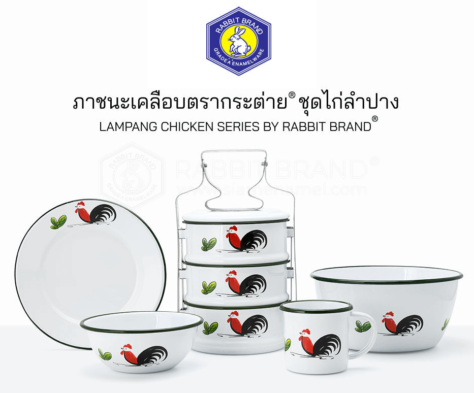 Set di piatti, ciotole, e bento con le decorazioni di gallo tipiche della provincia di Lampang